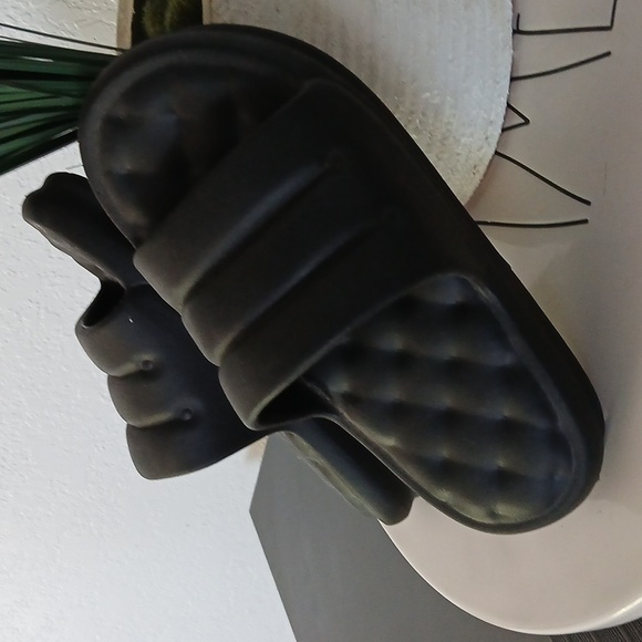 ASOS Chunky Slides - Picture 2 of 3